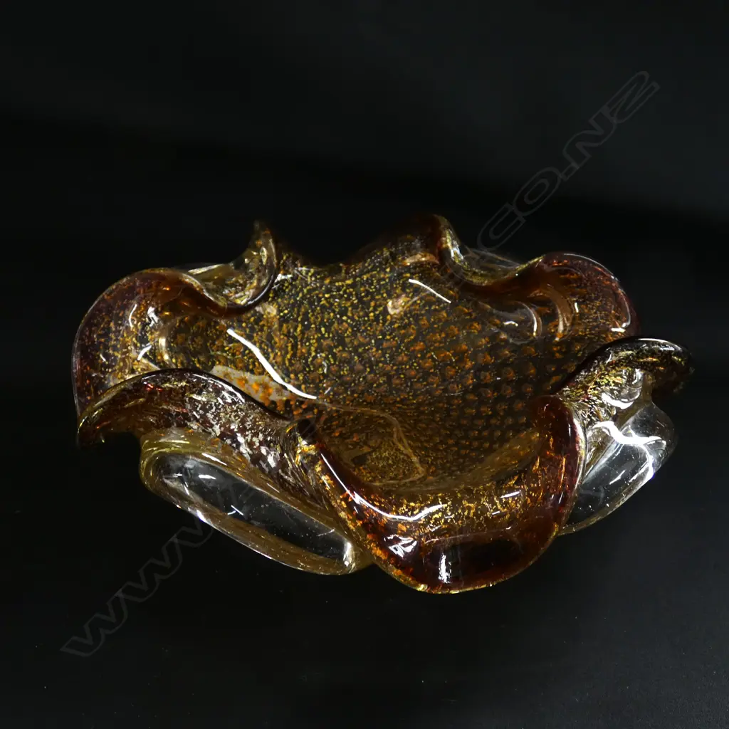 A Murano glass scalloped rimmed small dish Image 1++